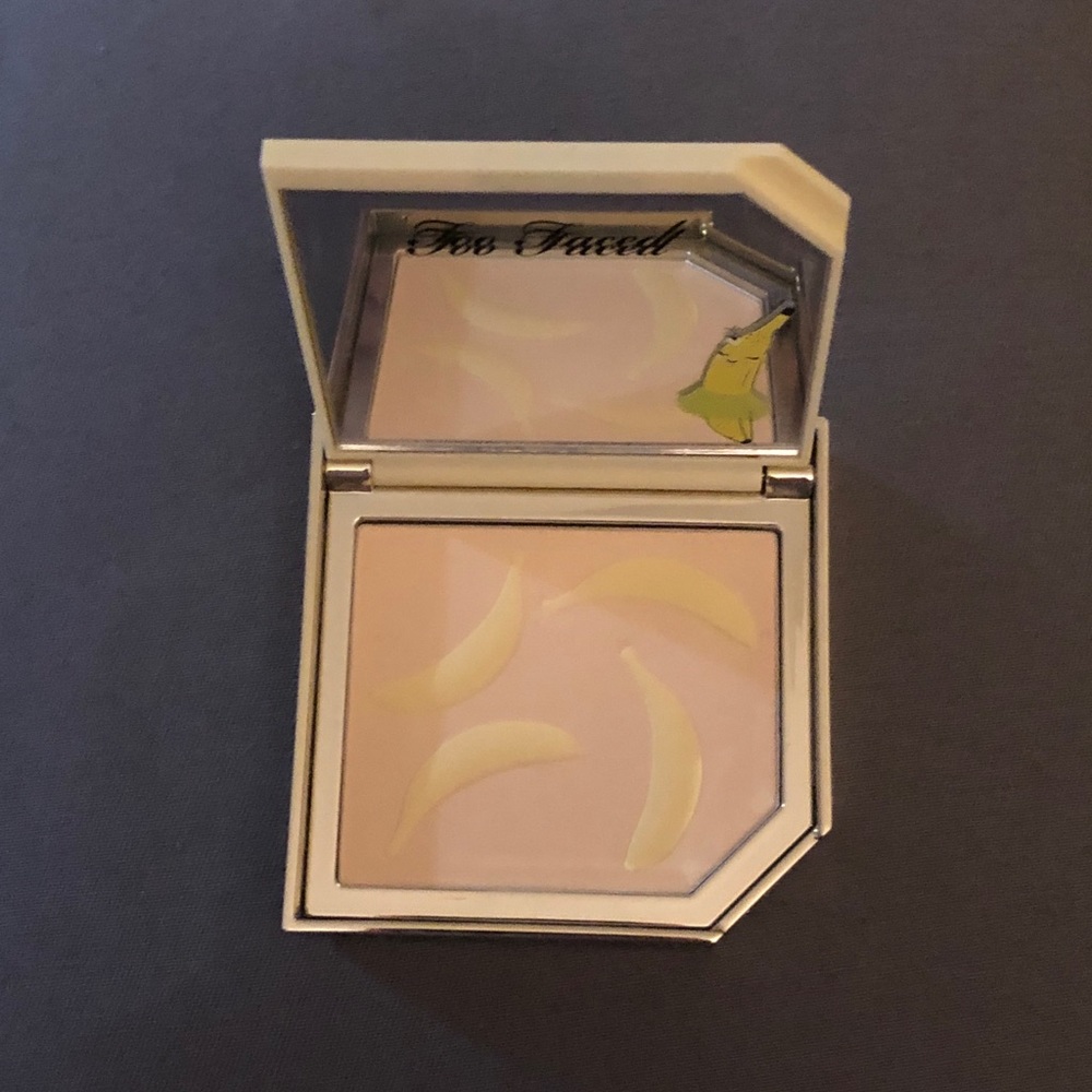 Too Faced “It’s Bananas” Brightening Powder 🍌